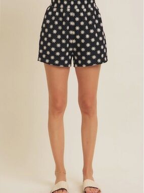Daisy Print Black Women's Elastic Waist Shorts